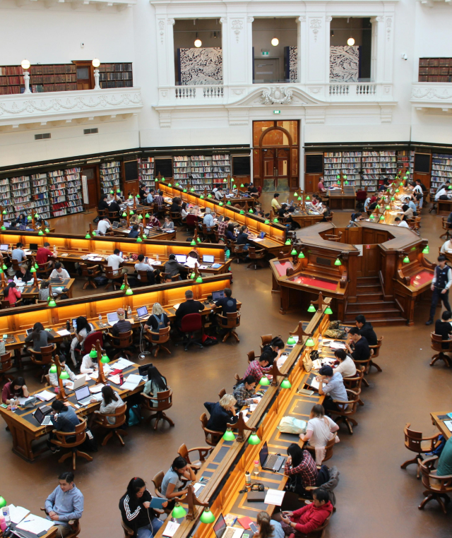 الجولة التفقدية بكلية التمريض التي قام بها رئيس جامعة كلكامش الاهلية